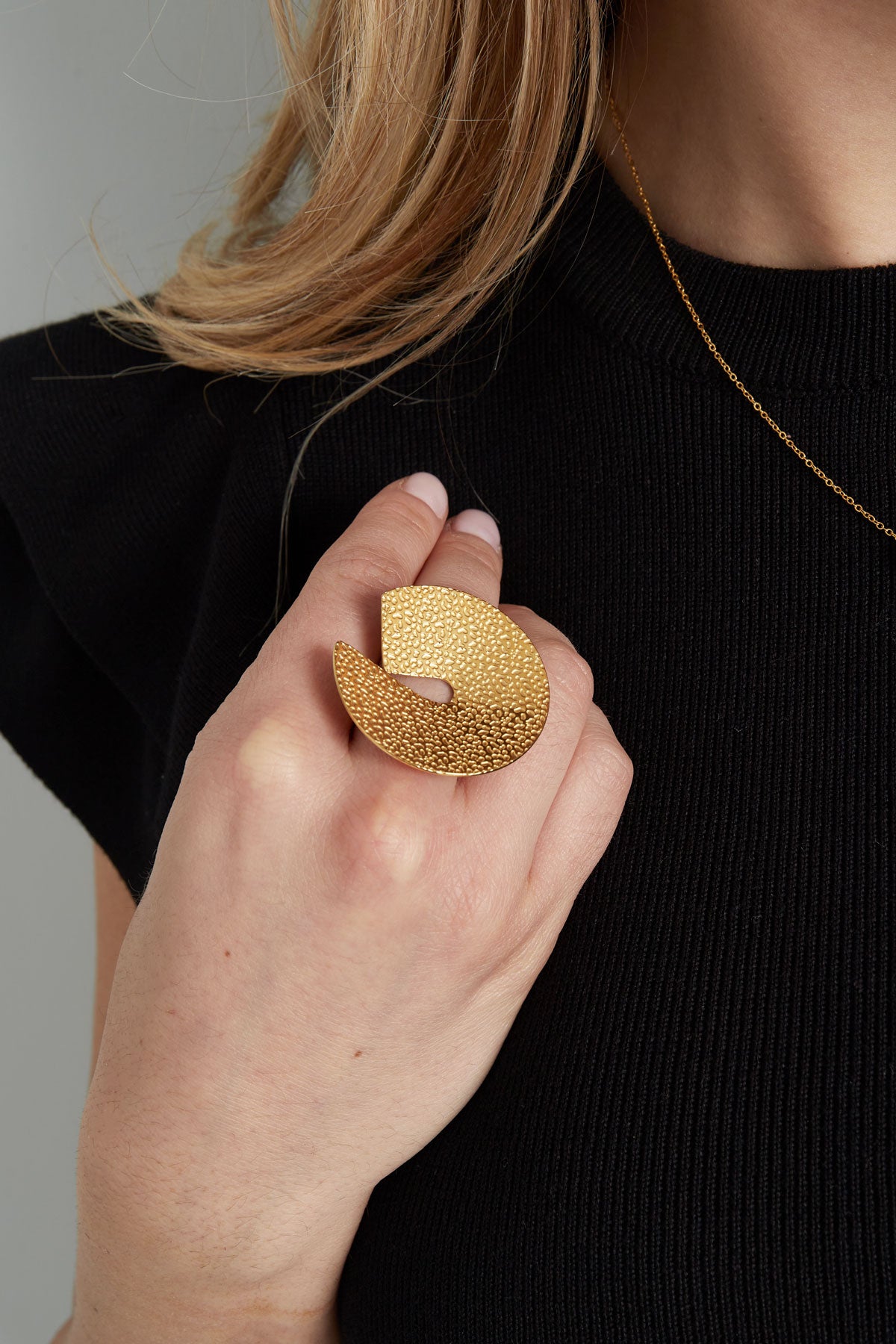 Statement ring big gesture - gold