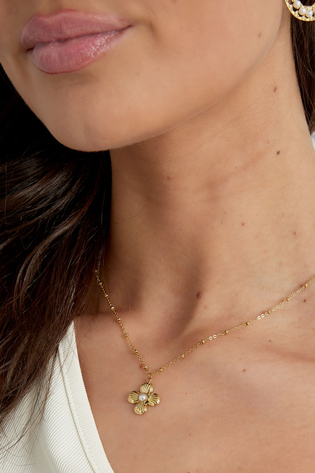Flower necklace with pearl - gold